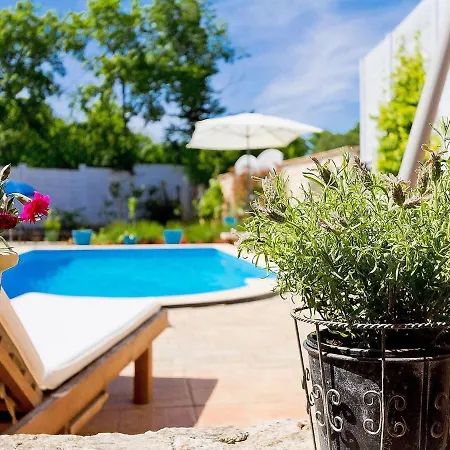 Kazun With Private Pool And Two Gardens